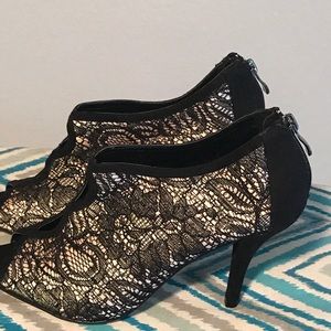 Black/champagne Laced open toe high heel shoes